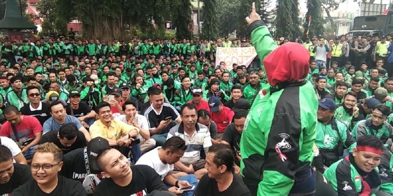 Ribuan pengemudi ojol dan taksi online mendatangi Pendopo Wakil Bupati Banyumas di Purwokerto, Jawa Tengah, Kamis (22/8/2019).