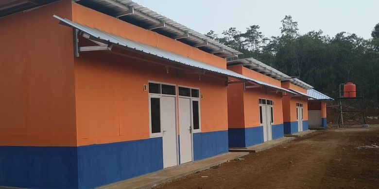 Rumah hunian sementara (huntara) yang dibangun Pemkab Sukabumi untuk penyintas bencana tanah bergerak di Nyalindung, Sukabumi, Jawa Barat, Sabtu (31/8/2019).