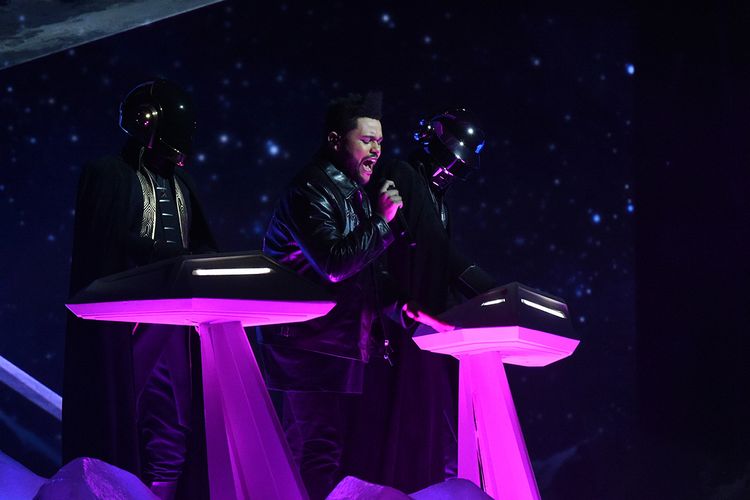 Musisi elektro asal Perancis, Daft Punk, tampil bersama The Weeknd (tengah) pada perhelatan Grammy Awards 2017 di Staples Center, Los Angeles, California, Minggu (12/2/2017).