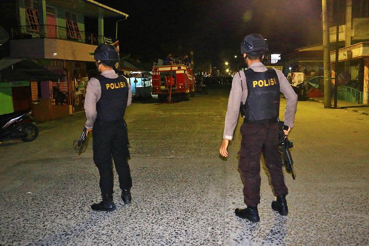 Personel kepolisian berjaga di lokasi terjadinya ledakan yang diduga bom saat penggerebekan terduga teroris di kawasan Jalan KH Ahmad Dahlan, Pancuran Bambu, Sibolga Sambas, Kota Siboga,  Sumatera Utara, Selasa (12/3/2019). Ledakan  diduga terkait pengangkapan terduga pelaku terorisme berinisial Hu alias AH di Sibolga, Sumut oleh Densus 88 Mabes Polri.