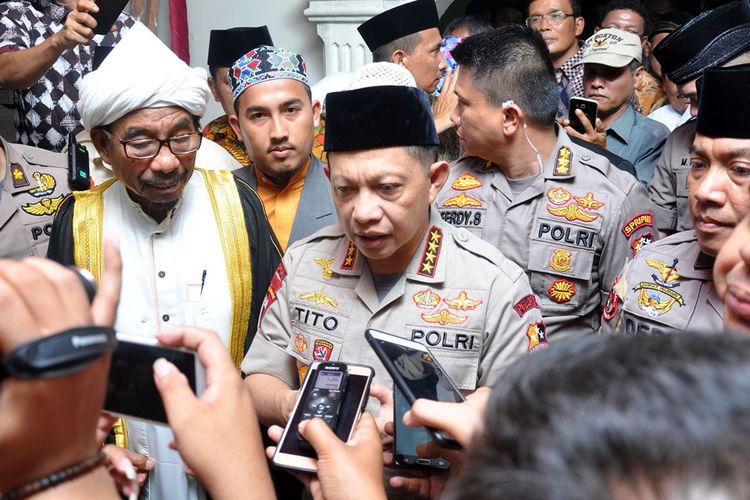 Kapolri Jenderal Pol Tito Karnavian memberikan keterangan terkait penangkapan terduga teroris kepada wartawan usai menghadiri acara silaturahmi di Pondok Pesantren Al Kautsar Medan, Sumatera Utara, Selasa (12/3/2019) malam. Kapolri mengatakan para pelaku terduga teroris di Sibolga dan Lampung merupakan bagian dari jaringan yang berafiliasi dengan ISIS dan saat ini pihak kepolisian masih melakukan proses negoisasi terhadap istri terduga teroris di Sibolga agar menyerahkan diri.