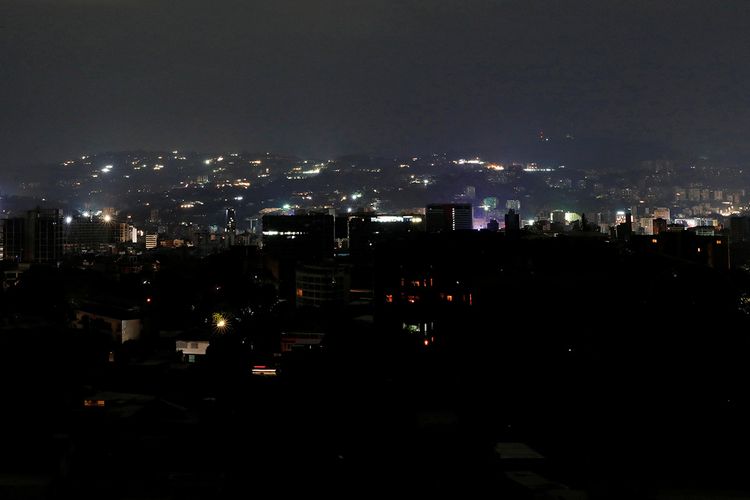 Suasana saat terjadinya listrik padam di Caracas, Venezuela, Kamis (7/3/2019). Di tengah krisis yang melanda Venezuela, pemadaman listrik massal yang terjadi berhari-hari di sejumlah kawasan negara itu menimbulkan banyak kekacauan seperti penjarahan hingga kesulitan air.