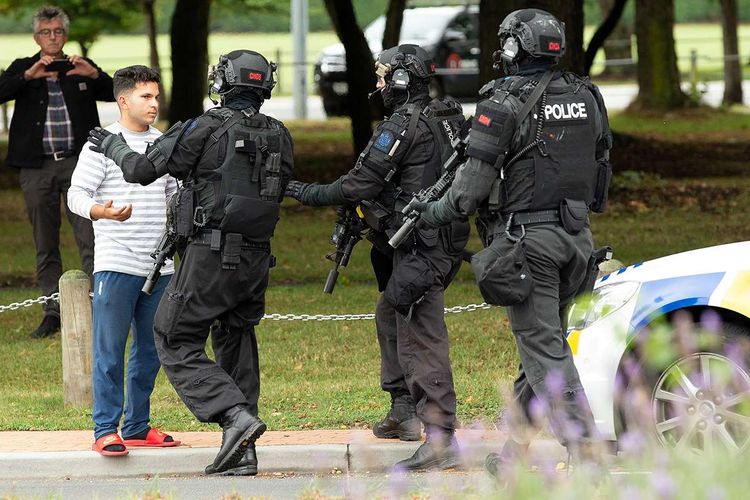 Petugas menghalangi warga mendekat ke area yang disterilkan pasca-insiden penembakan di Masjid Al Noor, Kota Christchurch, Selandia Baru, Jumat (15/3/2019). Perdana Menteri Selandia Baru, Jacinda Ardern, dalam keterangannya mengatakan, sedikitnya 40 orang tewas dan 20 lainnya luka parah dalam serangan teror tersebut.