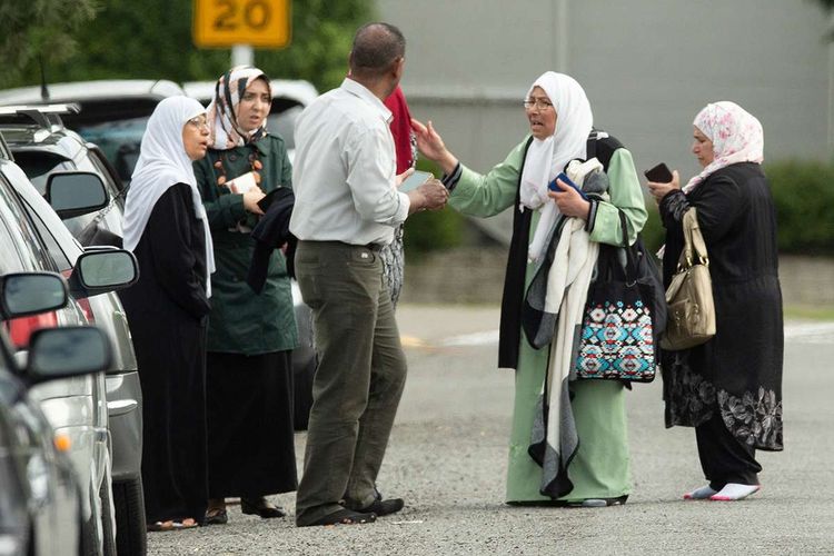 Ketegangan terlihat di luar Masjid Al Noor, Kota Christchurch, Selandia Baru, menyusul insiden penembakan di masjid tersebut, Jumat (15/3/2019). Perdana Menteri Selandia Baru, Jacinda Ardern, dalam keterangannya mengatakan, sedikitnya 40 orang tewas dan 20 lainnya luka parah dalam serangan teror tersebut.