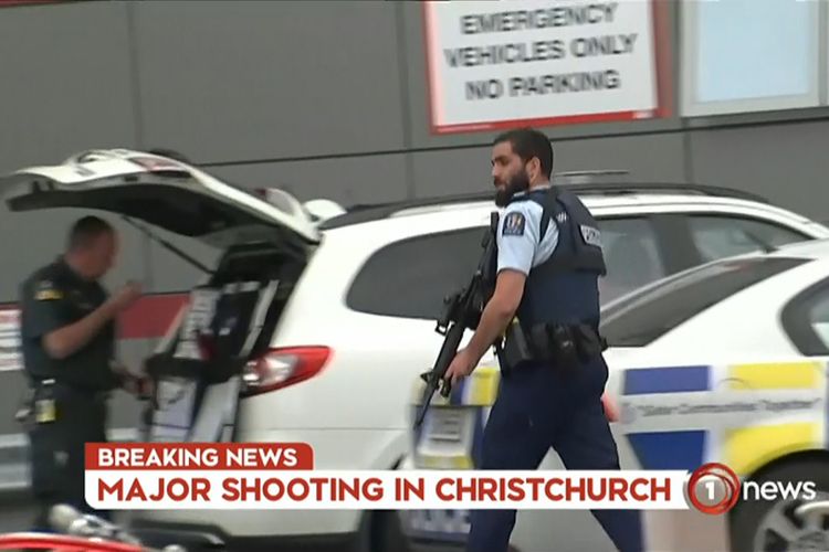 Tangkapan layar dari tayangan televisi memperlihatkan polisi bersenjata berada di area sebuah rumah sakit pasca-insiden penembakan di Masjid Al Noor, Kota Christchurch, Selandia Baru, Jumat (15/3/2019). Perdana Menteri Selandia Baru, Jacinda Ardern, dalam keterangannya mengatakan, sedikitnya 40 orang tewas dan 20 lainnya luka parah dalam serangan teror tersebut.