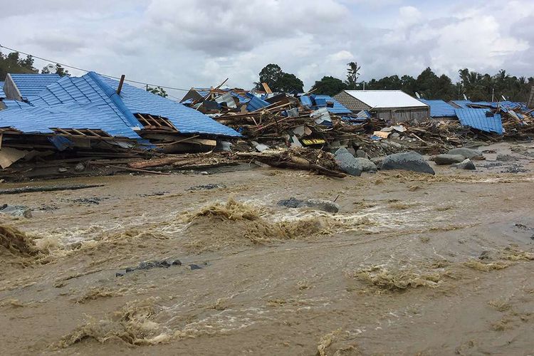 Sejumlah bangunan rusak akibat terjangan banjir bandang di Sentani, Kabupaten Jayapura, Papua, Minggu (17/3/2019). Jumlah korban bencana banjir bandang yang terjadi pada Sabtu (16/3/2019) malam kemarin, hingga data yang masuk pada Minggu sore, terus bertambah menjadi 63 orang.