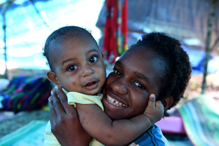 Dua anak pengungsi banjir bandang Sentani bermain di di dalam tenda darurat yang didirikan di Bukit Harapan, Sentani, Jaya Pura, Papua, Rabu (20/3/2019). Beberapa keluarga yang berasal dari Kampung Harapan tersebut mendirikan tenda di bukit guna menghindari banjir dan banjir bandang susulan.