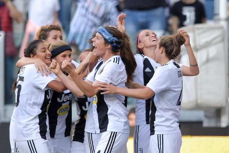 Tim sepak bola wanita Juventus merayakan gol ke gawang Fiorentina pada laga pekan ke-19 Serie A Wanita di Allianz Stadium, Turin, Minggu (24/3/2019).