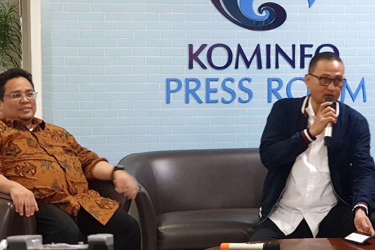 Komisioner Bawaslu, Rahmat Bagja (kiri), dan  Dirjen Aptika Kemenkominfo Samuel Pangerapan dalam konferensi pers di kantor Kemenkominfo, Senin (25/3/2019).