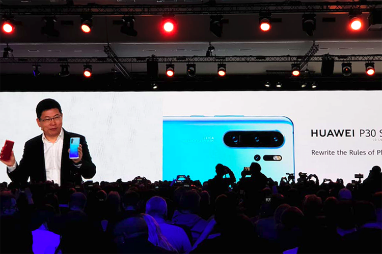 CEO Huawei Consumer Business Group Richard Yu memperkenalkan Huawei P30 Pro dan P30 dalam acara di Paris, Perancis, Selasa (26/3/2019).