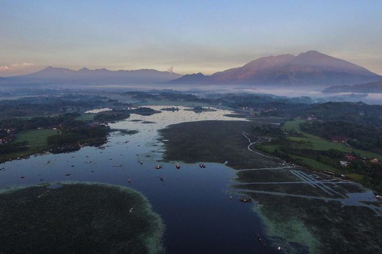 Foto aerial lokasi wisata Situ Bagendit di Banyuresmi, Kabupaten Garut, Jawa Barat, Selasa (26/3/2019). Pemerintah Pusat dan Pemprov Jabar akan merevitalisasi Situ Bagendit seluas 150 hektare menjadi destinasi wisata kelas dunia dengan mengalokasi anggaran sebesar Rp130 miliar yang akan dimulai pada tahun 2019 ini.