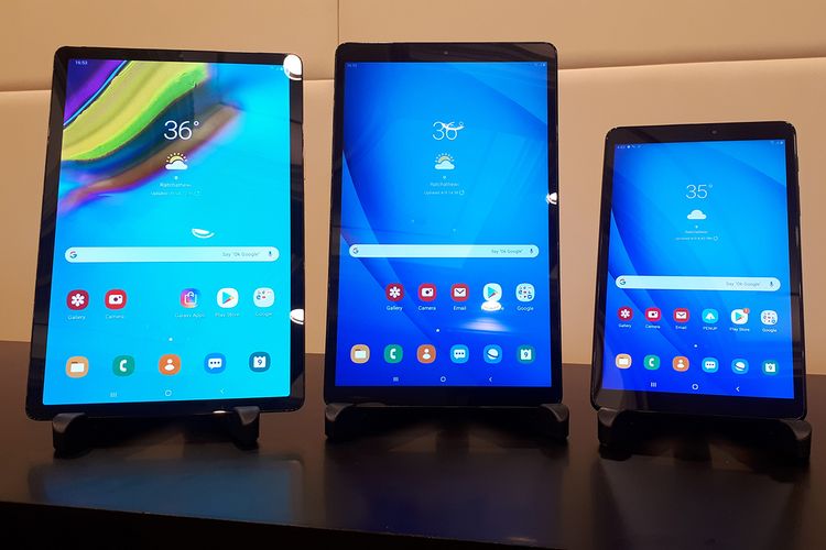 Tablet Samsung Galaxy Tab S5e (kiri), Galaxy Tab A10 (tengah), dan Galaxy Tab A with S Pen dalam acara peluncurannya di Bangkok, Thailand, Selasa (9/4/2019).