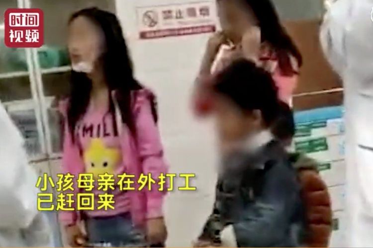 Dua anak Wang, seorang pria di Provinsi Fujian, China, ketika mendapat perawatan setelah diserang menggunakan pisau.