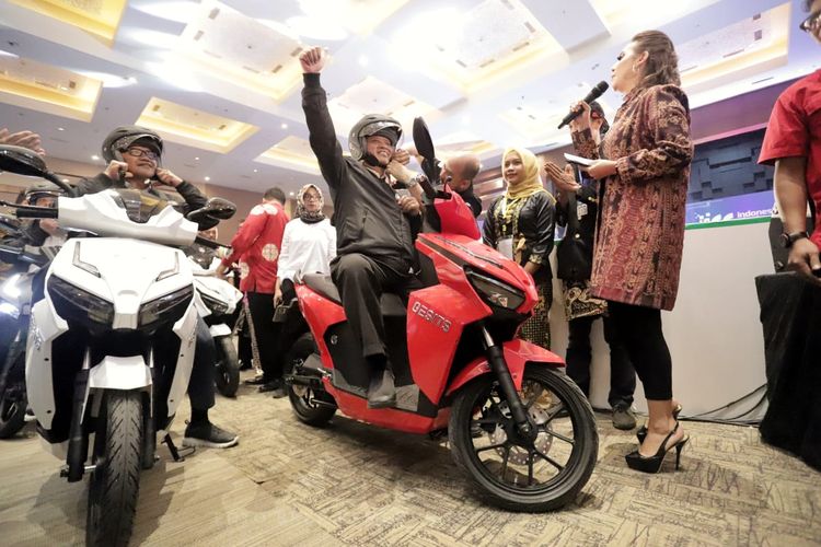 Menristekdikti Mohamad Nasir mengendarai motor listrik Gesits hasil inovasi startup ITS Surabaya saat membuka Indonesia Startup Summit (ISS) 2019 di Jakarta International Expo (10/4/2019).