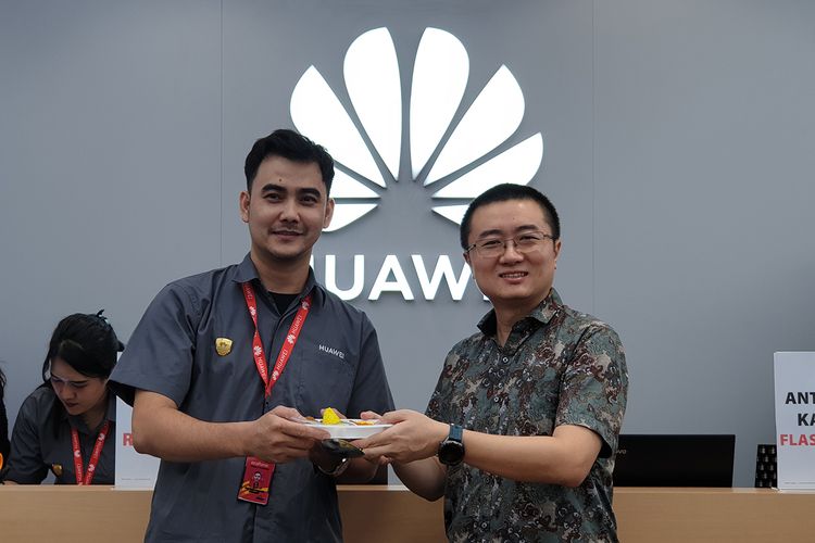 Country Head Huawei indonesia CBG Fisher Jiang (kanan) dan perwakilan Huawei High-end Experience Shop Indonesia berfoto dalam acara peresmian toko ritel Huawei di Jakarta, Jumat (12/4/2019).