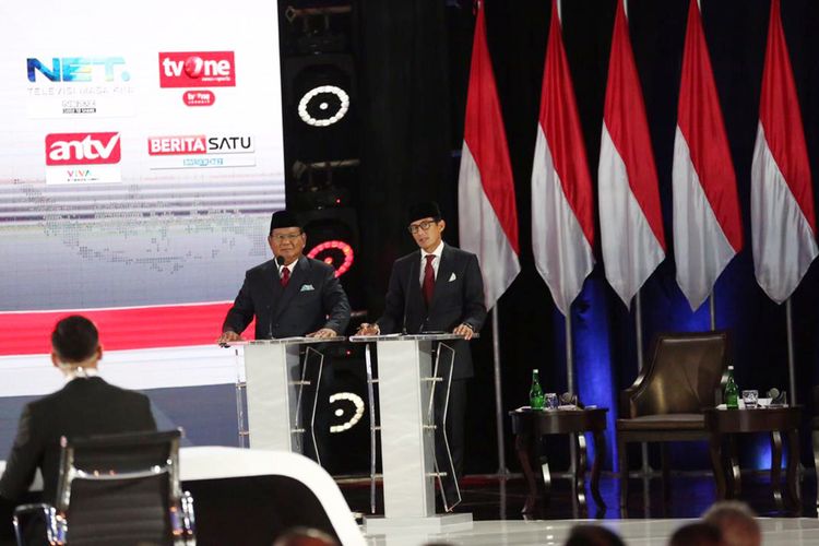 Calon presiden dan wakil presiden nomor urut 02, Prabowo Subianto (kiri) dan Sandiaga Uno saat mengikuti debat kelima Pilpres 2019 di Hotel Sultan, Jakarta, Sabtu (13/4/2019) malam. Debat terakhir itu mengangkat tema ekonomi dan kesejahteraan sosial, keuangan, investasi, serta industri.