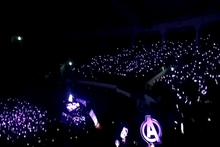 Hamparan nyala lightstick Avengers dalam acara fan event film Avengers: Endgame yang digelar di Jang Chung Arena, Seoul, Korea Selatan, Senin (15/4/2019) malam waktu setempat.