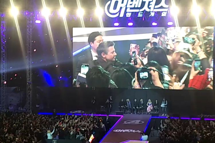 Jeremy Renner saat menghampiri dan memberi ucapan selamat ulang tahun kepada seorang penggemar dalam fan event Avengers: Endgame di Seoul, Korea Selatan, Senin (15/4/2019) malam.