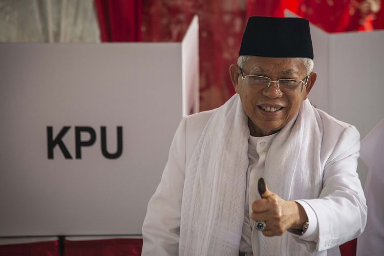 Calon wakil presiden nomor urut 01 Maruf Amin menunjukkan jempolnya seusai menggunakan hak pilihnya dalam Pemilu 2019, di TPS 051, Koja, Jakarta, Rabu (17/4/2019).