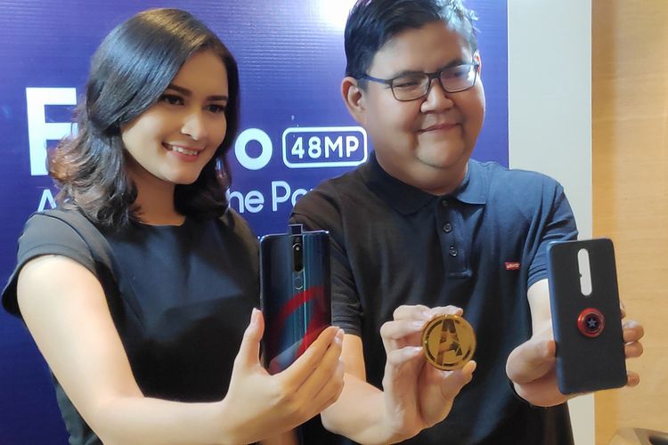 PR Manager Oppo Indonesia Aryo Meidianto (kanan) memamerkan Oppo F11 Pro Marvel?s Avengers Limited Edition dalam acara peluncurannya di Jakarta, Rabu (24/4/2019).