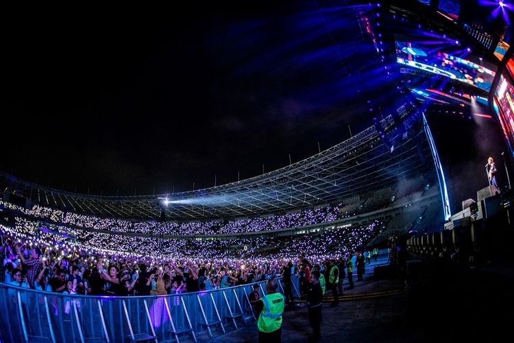 Lautan penonton dalam konser Ed Sheeran yang bertajuk Divide World Tour 2019 yang digelar di Gelora Bung Karno, Senayan, Jakarta Pusat, pada Jumat (3/5/2019).