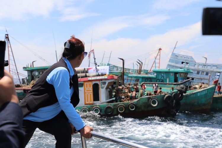 Menteri Kelautan dan Perikanan Susi Pudjiastuti melihat penenggelaman 13 kapal nelayan pencuri ikan di Pulau Datuk, Kabupaten Mempawah, Kalimantan Barat, Sabtu (4/5/2019)