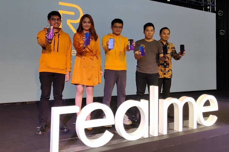Josef Wang, Marketing Director Realme SEA (tengah) berfoto dalam acara peluncuran Realme 3 Pro dan Realme C2 di Depok, Rabu (8/5/2019).