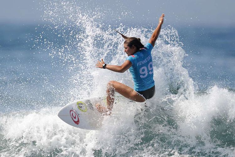 Peselancar Costa Rica, Brisa Hennessy, melakukan manuver dengan ombak, sehari menjelang dimulainya seri ke-3 kejuaraan dunia selancar dari Liga Selancar Dunia atau World Surf League (WSL) Champions Tour 2019 di Pantai Keramas, Gianyar, Bali, Minggu (12/5/2019). Kejuaraan yang diikuti oleh 56 peselancar yang terbagi menjadi 37 peselancar putra dan 19 peselancar putri ini akan berlangsung 13-25 Mei 2019.