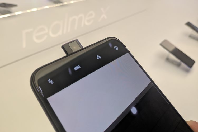 Kamera selfie dengan mekanisme Pop-up di bagian tengah atas Realme X.