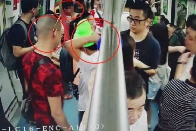 Lingkaran merah menunjukkan tiga orang pria yang ditangkap polisi setelah bercanda soal bom di kereta bawah tanah di China pekan lalu.