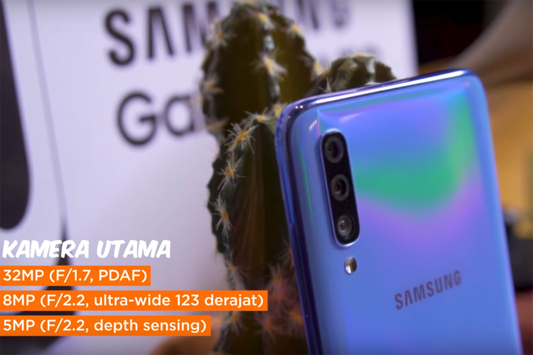 Video hands-on Galaxy A70 dengan tiga kamera di punggung. 