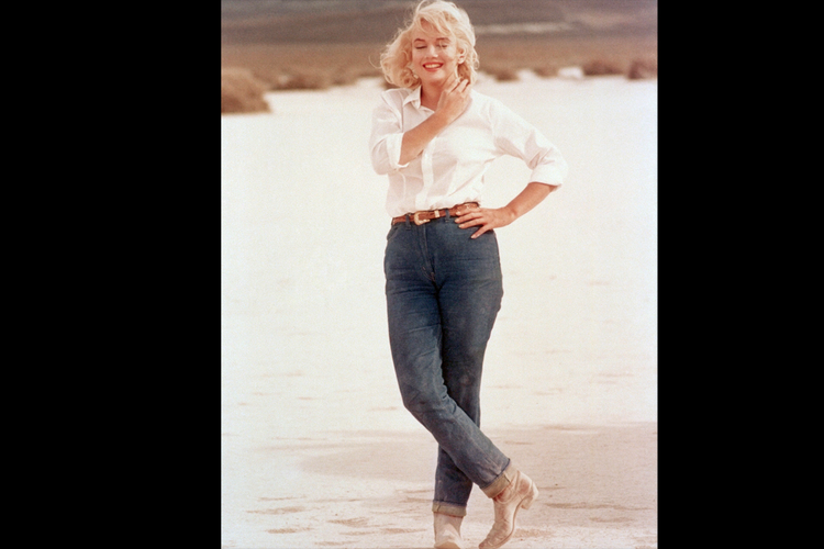 Marilyn Monroe mengenakan jeans Levis 