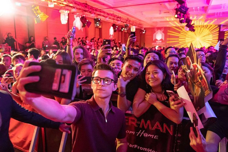 Aktor asal Inggris pemeran Peter Parker di film Spider-Man, Tom Holland berswafoto bersama penggemar saat meet and greet di kawasan Nusa Dua, Bali, Senin (27/5/2019). Kegiatan tersebut merupakan rangkaian promo film Spider-Man: Far From Home yang rencananya akan dirilis pada bulan Juli mendatang.