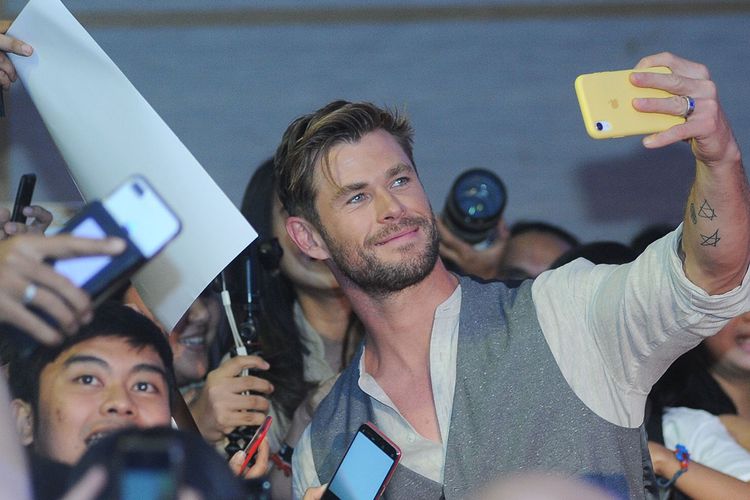 Aktor asal Australia Chris Hemsworth yang populer sebagai Thor, sang Dewa Petir dalam film-film Marvel, berswafoto dengan penggemarnya saat meet and greet di kawasan Nusa Dua, Bali, Senin (27/5/2019). Kegiatan tersebut merupakan rangkaian promo film Men in Black: International yang rencananya akan dirilis pada bulan Juni mendatang.