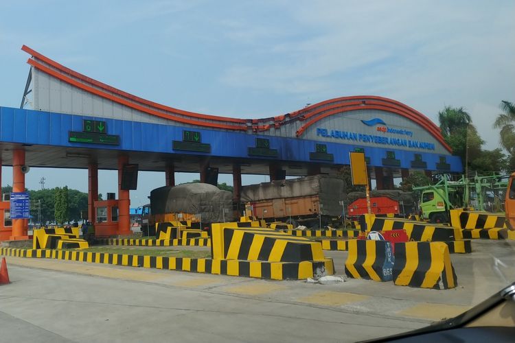 Gerbang Pelabuhan Bakauheni, Lampung.