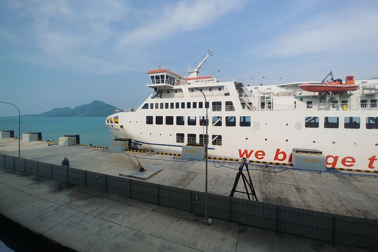 KMP Batumandi di Dermaga Eksekutif Pelabuhan Merak, Banten.