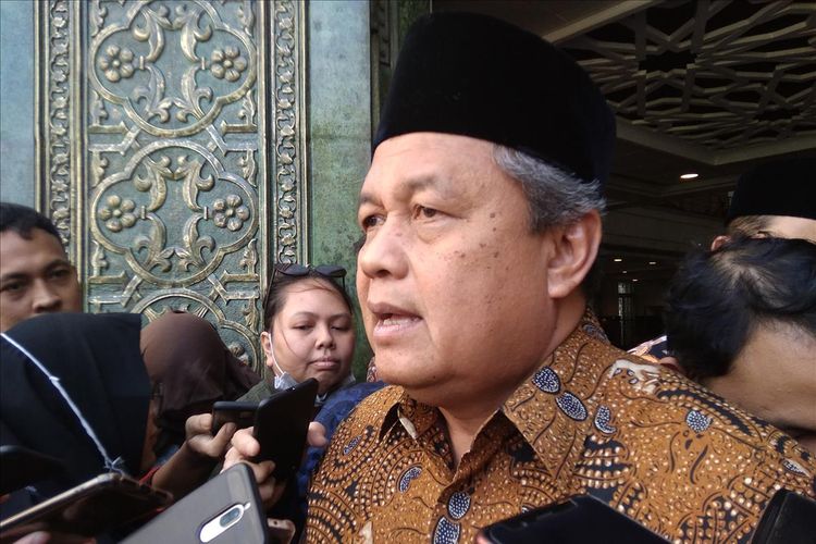 Gubernur Bank Indonesia Perry Warjiyo saat memaparkan kestabilan inflasi di Kompleks Masjid BI Jakarta, Jumat (31/5/2019)