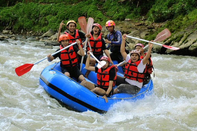 Arung jeram di Sungai Serayu, Banjarnegara, Jawa Tengah.