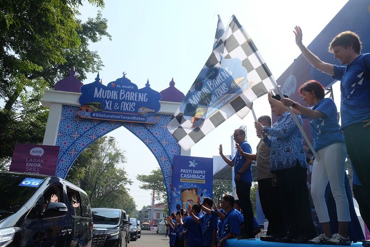 Latar depan, dari kiri ke kanan: Walikota Jakarta Timur, M.Anwar, Direktur Tekonologi XL Axiata, Yessie D.Yosetya dan Chief Marketing Officer XL Axiata, David Arcelus Oses saat melepas rombongan pemudik dalam Program Mudik Bareng XL Axiata 2019 di Jakarta. Sabtu (1/6/2019)