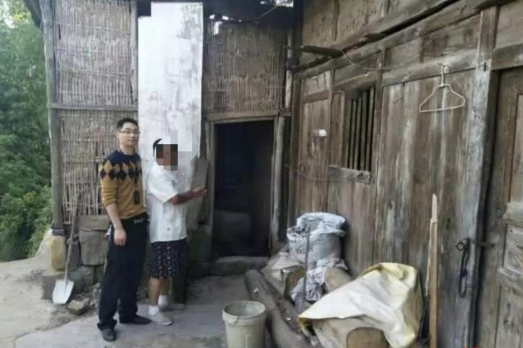 Polisi di Linshui County, China, melakukan olah TKP bersama seorang petani yang menjadi pencuri ayam serta unggas demi mendanai mobil mewahnya.
