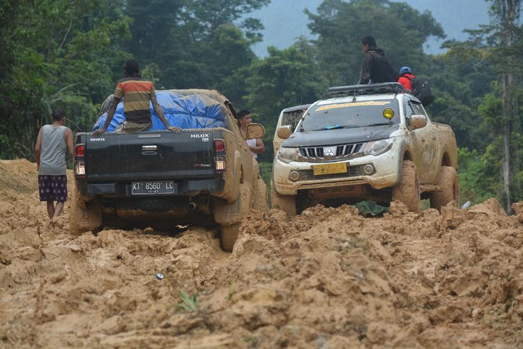 Kendaraan roda empat doubel gardan (4WD) berupaya menerobos ruas jalan Trans-Papua Barat di Kampung Memey, Distrik Tahota, Kabupaten Manokwari Selatan, Papua Barat, yang berlumpur.