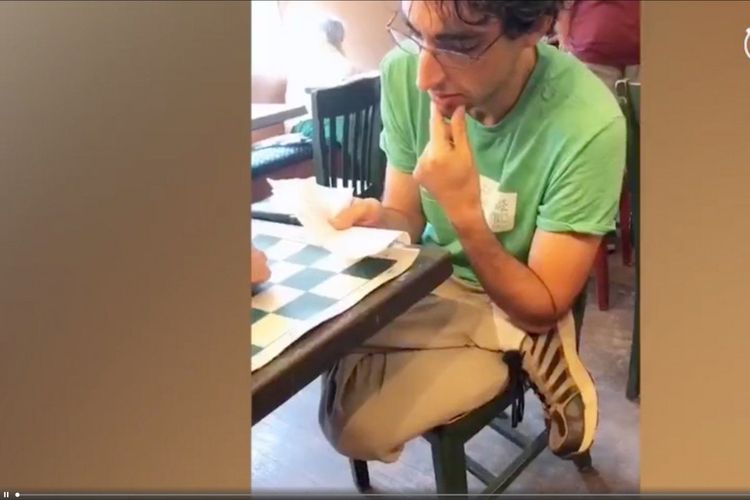 Potongan video memperlihatkan seorang guru Matematika asal Amerika Serikat (AS) kebingungan menjawab soal ujian masuk universitas di China (gaokao).