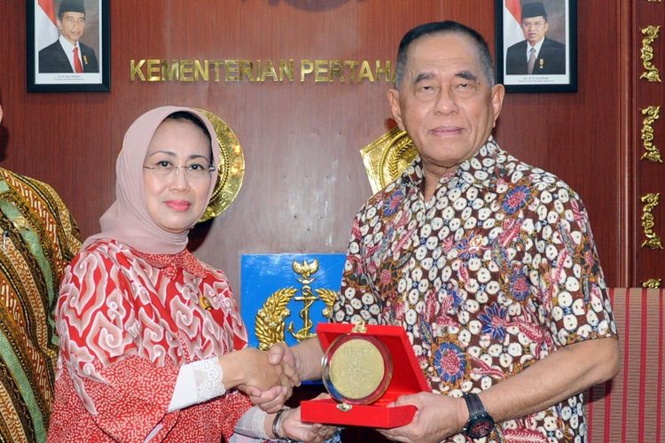 Kementerian Pertahanan (Kemhan) diwakili Menteri Pertahanan Ryamizard Ryacudu menerima Penganugerahan Tertinggi Predikat Survei Kepatuhan 2018 dari Lembaga Negara Pengawas Pelayanan Publik Ombudsman RI, di Kantor Kemhan, Jakarta (25/5/2019).