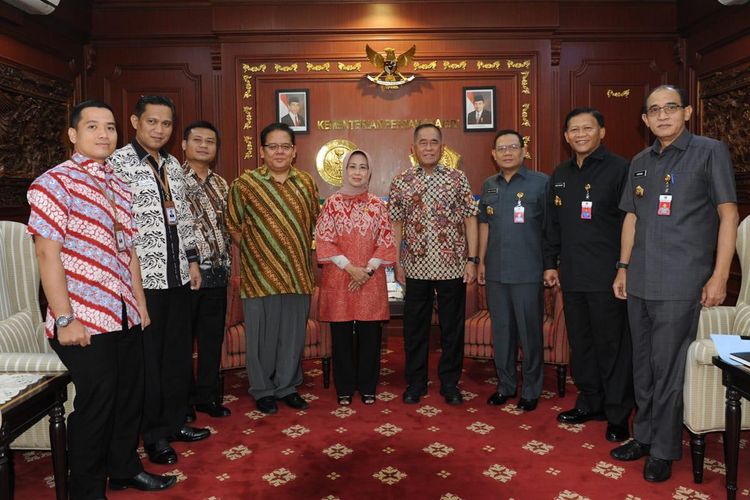 Menteri Pertahanan Ryamizard Ryacudu menerima Tim Ombudsman Republik Indonesia yang dipimpin oleh Ninik Rahayu bersama Adrianus Eliasta Meliala, Kamis (23/5/2019) di Kantor Kemhan, Jakarta.