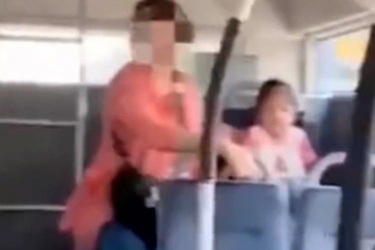 Unggahan di media sosial ini memperlihatkan nenek seorang bocah ketika membantu cucunya buang air besar di dalam bus di China. Insiden itu pun tak pelak menimbulkan perdebatan di kalangan netizen China.