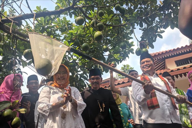 Walikota Jakarta Selatan, Marullah Matali, nyengget buah Alpukat