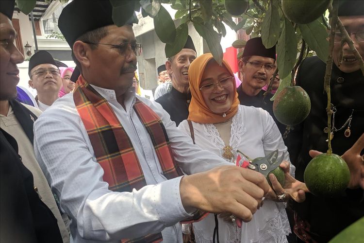 Walikota Jakarta Selatan, Marullah Matali, nyengget buah Alpukat