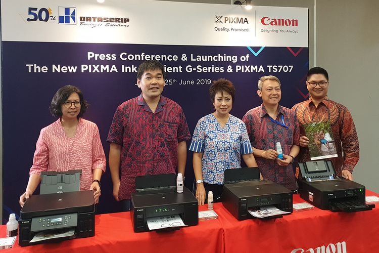 Canon Division Director PT Data Script Merry Harun (tengah), dalam cara peluncuran empat printer Canon Pixma baru di Jakarta, Selasa (25/6/2019).