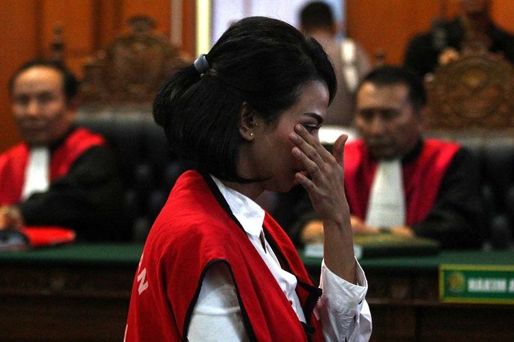 Terdakwa kasus dugaan penyebaran konten asusila Vanessa Angel berjalan di depan majelis hakim usai menjalani sidang putusan di Pengadilan Negeri (PN) Surabaya, Jawa Timur, Rabu (26/6/2019). Majelis hakim menjatuhkan vonis  terhadap Vanessa Angel dengan hukuman lima bulan penjara.