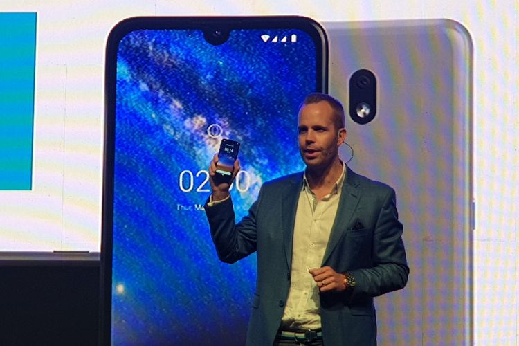 Juho Sarvikas, Chief Product Officer, HND Global memamerkan Nokia 2.2 dalam acara peluncuran di Jakarta, 27/6/20190.